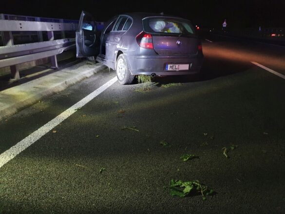 PKW prallt auf A30 gegen Leitplanken, Fahrer wird verletzt