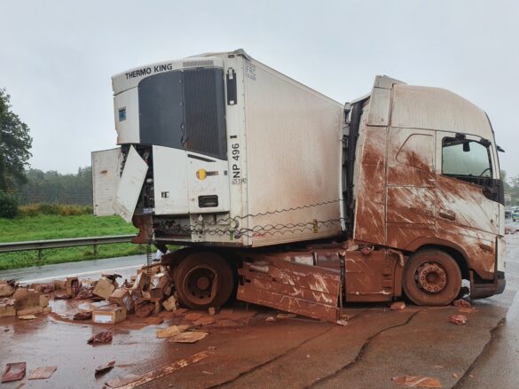 Kakao auf A1: Aufräumarbeiten bis zum Nachmittag nach Unfall mit drei LKW. / Foto: Heiko Westermann Kakao auf A1: Aufräumarbeiten bis zum Nachmittag nach Unfall mit drei LKW
