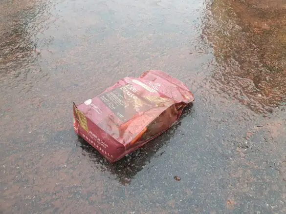 Kakao auf A1: Aufräumarbeiten bis zum Nachmittag nach Unfall mit drei LKW. / Foto: Heiko Westermann Kakao auf A1: Aufräumarbeiten bis zum Nachmittag nach Unfall mit drei LKW