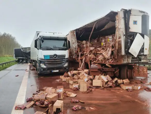 Kakao auf A1: Aufräumarbeiten bis zum Nachmittag nach Unfall mit drei LKW. / Foto: Heiko Westermann Kakao auf A1: Aufräumarbeiten bis zum Nachmittag nach Unfall mit drei LKW