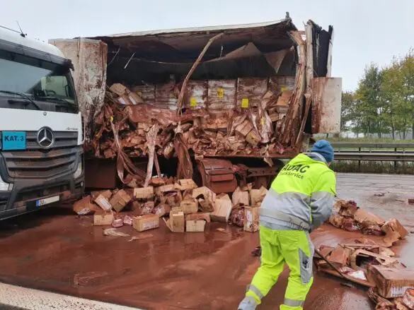 Kakao auf A1: Aufräumarbeiten bis zum Nachmittag nach Unfall mit drei LKW. / Foto: Heiko Westermann Kakao auf A1: Aufräumarbeiten bis zum Nachmittag nach Unfall mit drei LKW