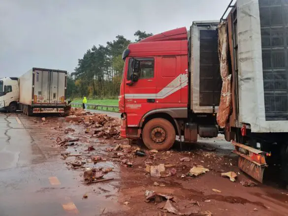 Kakao auf A1: Aufräumarbeiten bis zum Nachmittag nach Unfall mit drei LKW. / Foto: Heiko Westermann Kakao auf A1: Aufräumarbeiten bis zum Nachmittag nach Unfall mit drei LKW