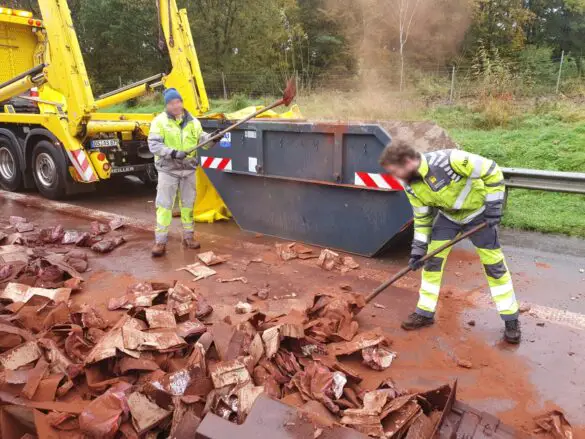 Kakao auf A1: Aufräumarbeiten bis zum Nachmittag nach Unfall mit drei LKW. / Foto: Heiko Westermann Kakao auf A1: Aufräumarbeiten bis zum Nachmittag nach Unfall mit drei LKW