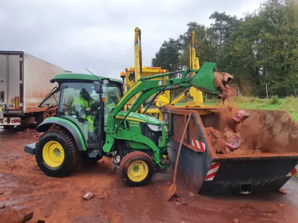 Kakao auf A1: Aufräumarbeiten bis zum Nachmittag nach Unfall mit drei LKW. / Foto: Heiko Westermann Kakao auf A1: Aufräumarbeiten bis zum Nachmittag nach Unfall mit drei LKW
