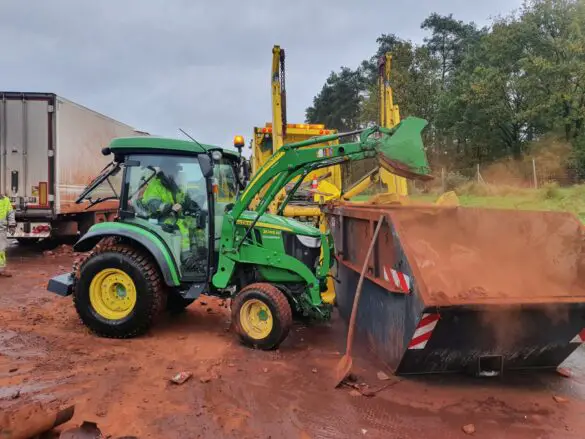 Kakao auf A1: Aufräumarbeiten bis zum Nachmittag nach Unfall mit drei LKW. / Foto: Heiko Westermann Kakao auf A1: Aufräumarbeiten bis zum Nachmittag nach Unfall mit drei LKW