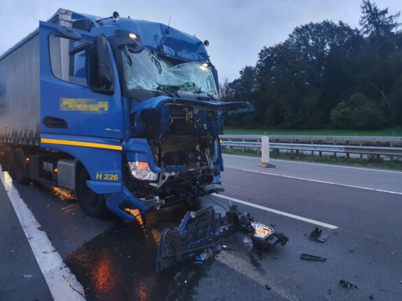 Auffahrunfall mit zwei LKW – erneut Stau auf der A1 am Morgen. / Foto: Heiko Westermann Auffahrunfall mit zwei LKW - erneut Stau auf der A1 am Morgen