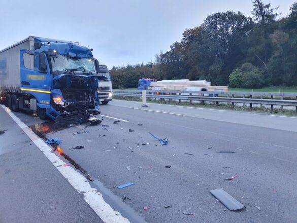 Auffahrunfall mit zwei LKW – erneut Stau auf der A1 am Morgen. / Foto: Heiko Westermann Auffahrunfall mit zwei LKW - erneut Stau auf der A1 am Morgen