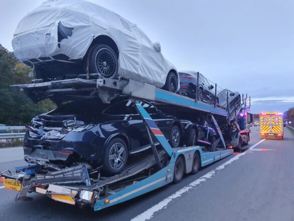 Auffahrunfall mit zwei LKW – erneut Stau auf der A1 am Morgen. / Foto: Heiko Westermann Auffahrunfall mit zwei LKW - erneut Stau auf der A1 am Morgen
