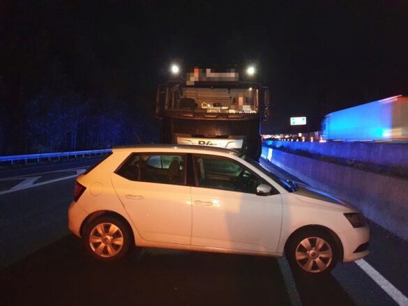 LKW erfasst PKW auf Autobahn, Fahrerin leicht verletzt