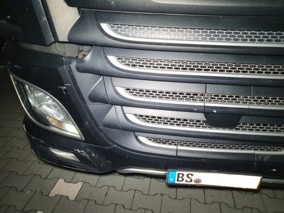 LKW erfasst PKW auf Autobahn, Fahrerin leicht verletzt