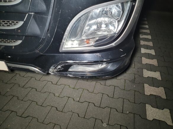 LKW erfasst PKW auf Autobahn, Fahrerin leicht verletzt