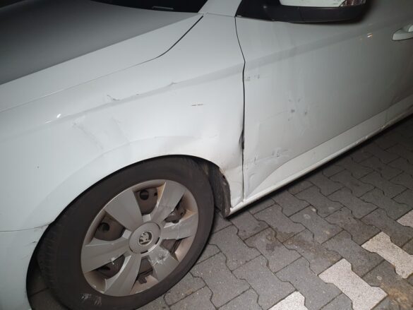 LKW erfasst PKW auf Autobahn, Fahrerin leicht verletzt