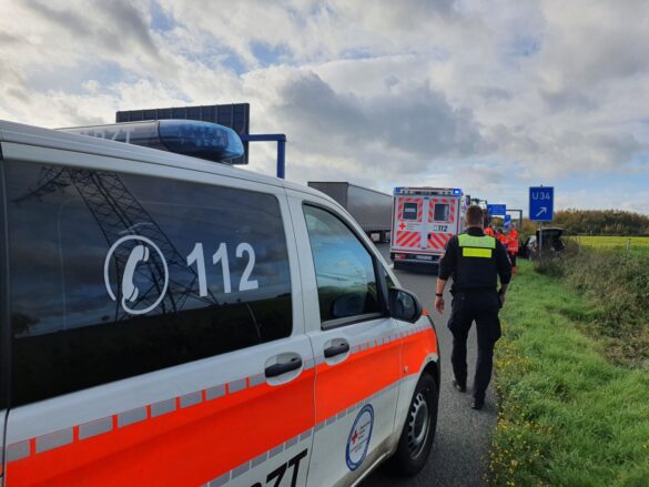 PKW durchbricht Zaun auf Autobahn 30 bei Osnabrück