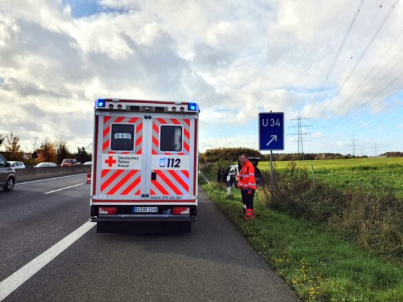 PKW durchbricht Zaun auf Autobahn 30 bei Osnabrück