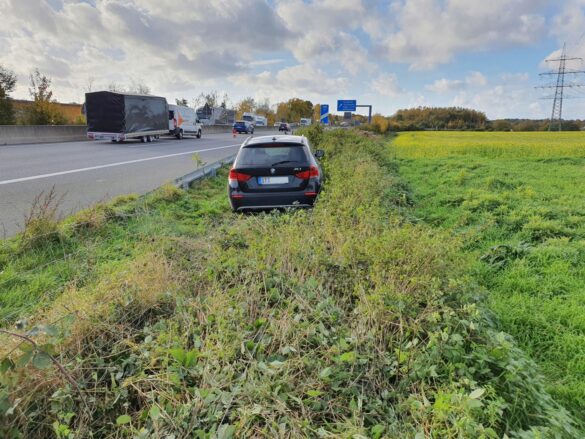 PKW durchbricht Zaun auf Autobahn 30 bei Osnabrück