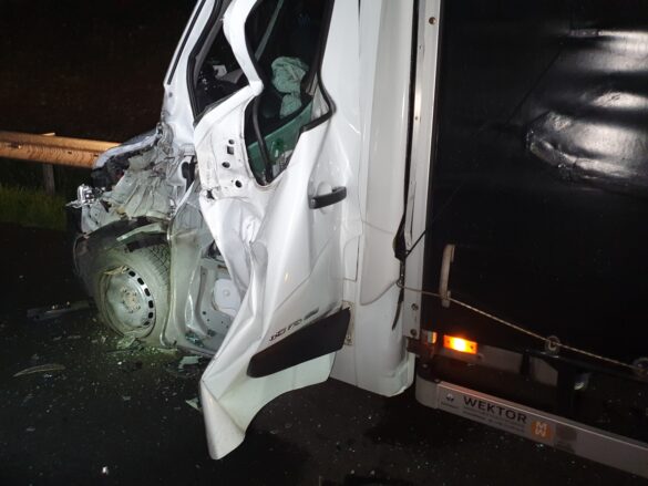 Unfall auf Autobahn endet glimpflich: Transporter prallt gegen Sattelzug auf A1