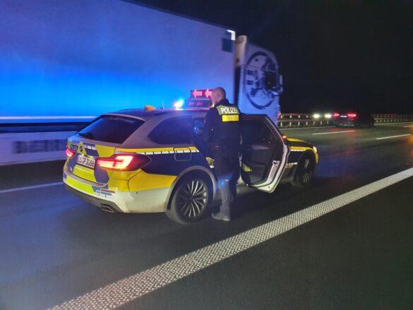 Unfall auf Autobahn endet glimpflich: Transporter prallt gegen Sattelzug auf A1