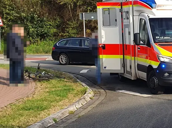 PKW und Fahrrad stoßen in Kreisverkehr in Bissendorf zusammen, Radfahrerin leicht verletzt