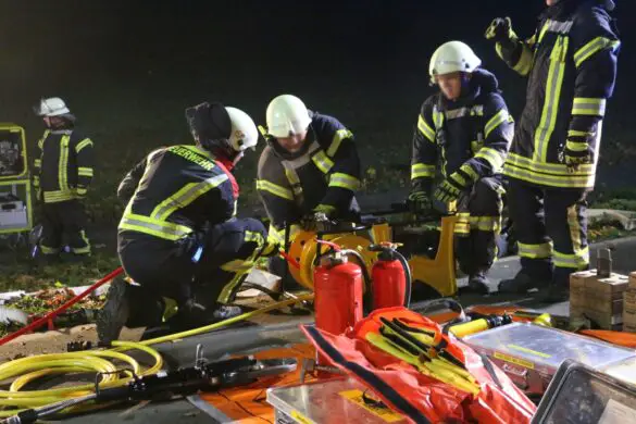 PKW kracht vor Baum, Fahrerin und Kleinkind in Bissendorf verletzt. / Foto: Heiko Westermann PKW kracht vor Baum, Fahrerin und Kleinkind in Bissendorf schwer verletzt