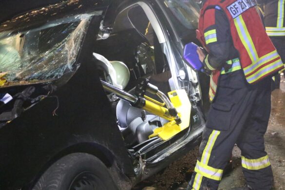 PKW kracht vor Baum, Fahrerin und Kleinkind in Bissendorf verletzt. / Foto: Heiko Westermann PKW kracht vor Baum, Fahrerin und Kleinkind in Bissendorf schwer verletzt