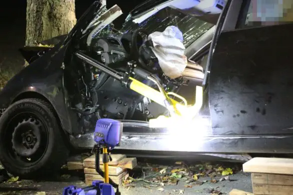 PKW kracht vor Baum, Fahrerin und Kleinkind in Bissendorf verletzt. / Foto: Heiko Westermann PKW kracht vor Baum, Fahrerin und Kleinkind in Bissendorf schwer verletzt