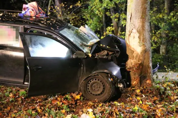 PKW kracht vor Baum, Fahrerin und Kleinkind in Bissendorf verletzt. / Foto: Heiko Westermann PKW kracht vor Baum, Fahrerin und Kleinkind in Bissendorf schwer verletzt