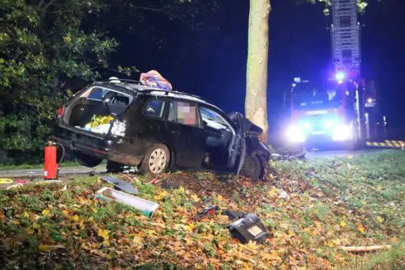 PKW kracht vor Baum, Fahrerin und Kleinkind in Bissendorf verletzt. / Foto: Heiko Westermann PKW kracht vor Baum, Fahrerin und Kleinkind in Bissendorf schwer verletzt