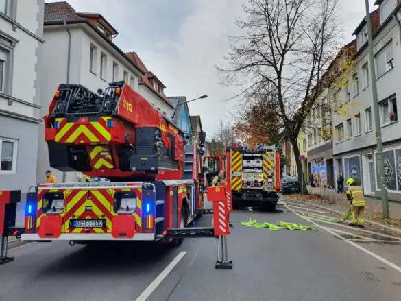 Essen gerät auf Herd in Brand, Familie bringt sich in Sicherheit