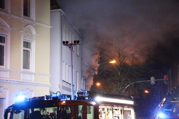 Feuer in Mehrparteienhaus, zwei Wohnungen unbewohnbar