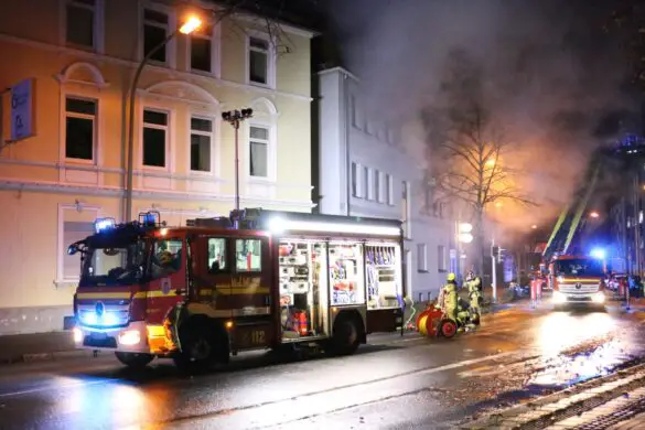 Feuer in Mehrparteienhaus, zwei Wohnungen unbewohnbar
