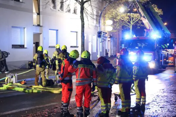 Feuer in Mehrparteienhaus, zwei Wohnungen unbewohnbar