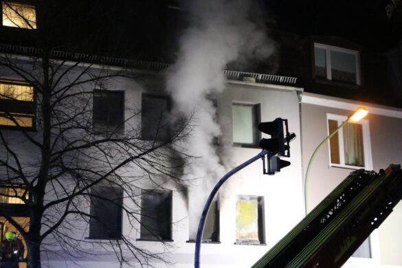 Feuer in Mehrparteienhaus, zwei Wohnungen unbewohnbar