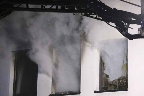 Feuer in Mehrparteienhaus, zwei Wohnungen unbewohnbar