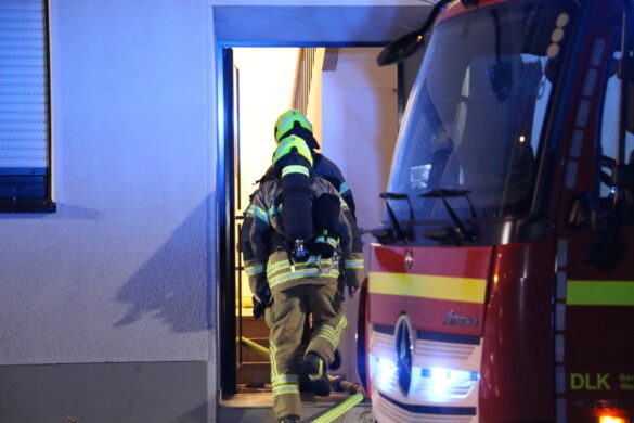 Feuer in Mehrparteienhaus, zwei Wohnungen unbewohnbar