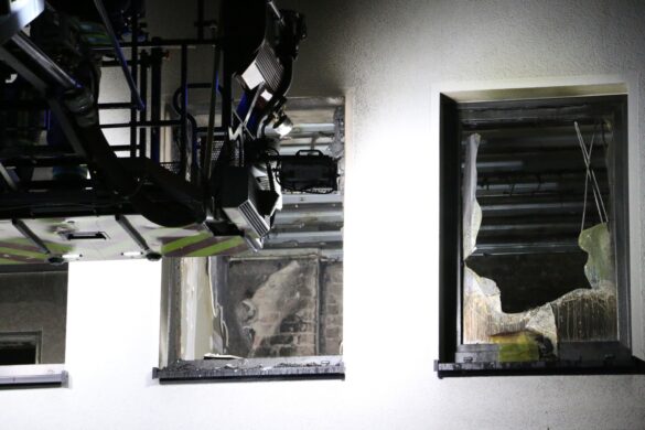 Feuer in Mehrparteienhaus, zwei Wohnungen unbewohnbar