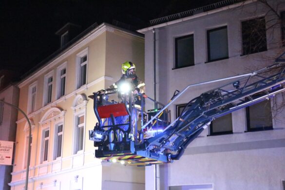Feuer in Mehrparteienhaus, zwei Wohnungen unbewohnbar