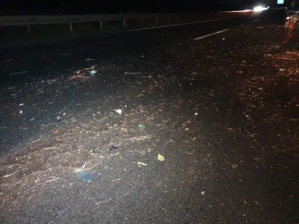 Kleintransporter mit abgefahrenen Reifen verunfallt auf Autobahn A30 bei Bissendorf