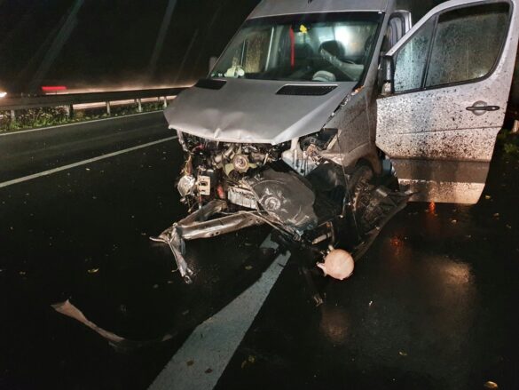 Kleintransporter mit abgefahrenen Reifen verunfallt auf Autobahn A30 bei Bissendorf