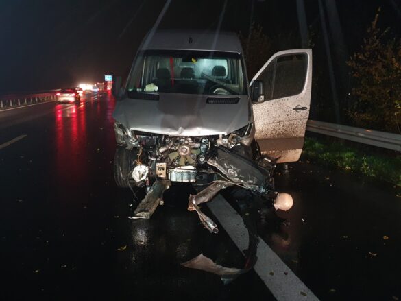 Kleintransporter mit abgefahrenen Reifen verunfallt auf Autobahn A30 bei Bissendorf