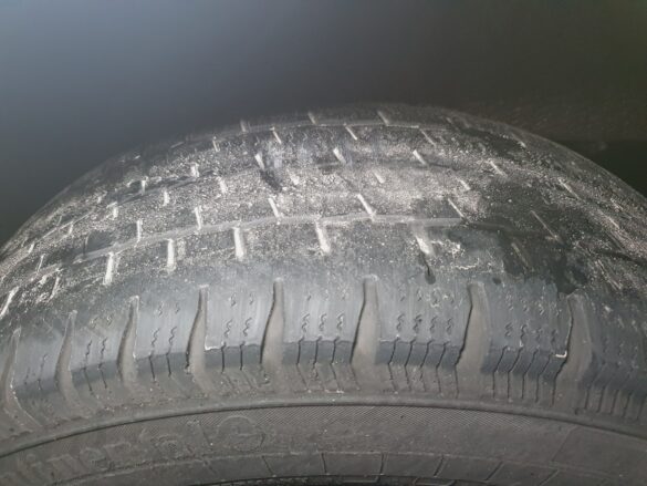 Kleintransporter mit abgefahrenen Reifen verunfallt auf Autobahn A30 bei Bissendorf