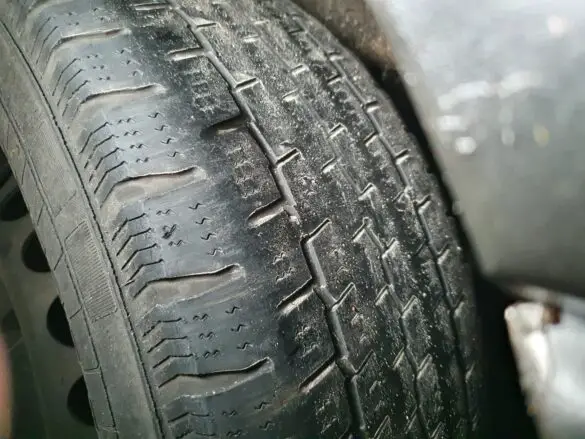 Kleintransporter mit abgefahrenen Reifen verunfallt auf Autobahn A30 bei Bissendorf