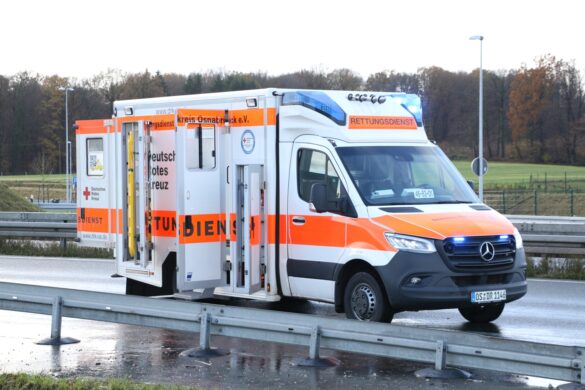 PKW überschlägt sich auf A33 – zwei Menschen werden verletzt, eine Person wird eingeklemmt. / Foto: Heiko Westermann PKW überschlägt sich auf A33 - zwei junge Menschen werden verletzt, eine Person wird eingeklemmt