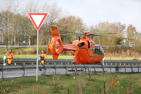 PKW überschlägt sich auf A33 – zwei Menschen werden verletzt, eine Person wird eingeklemmt. / Foto: Heiko Westermann PKW überschlägt sich auf A33 - zwei junge Menschen werden verletzt, eine Person wird eingeklemmt