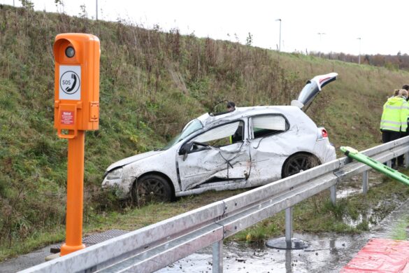 PKW überschlägt sich auf A33 – zwei Menschen werden verletzt, eine Person wird eingeklemmt. / Foto: Heiko Westermann PKW überschlägt sich auf A33 - zwei junge Menschen werden verletzt, eine Person wird eingeklemmt