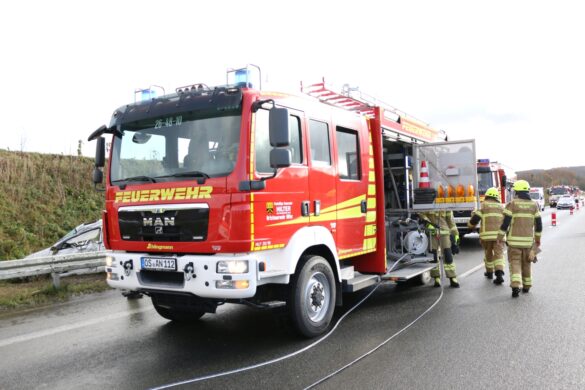PKW überschlägt sich auf A33 – zwei Menschen werden verletzt, eine Person wird eingeklemmt. / Foto: Heiko Westermann PKW überschlägt sich auf A33 - zwei junge Menschen werden verletzt, eine Person wird eingeklemmt