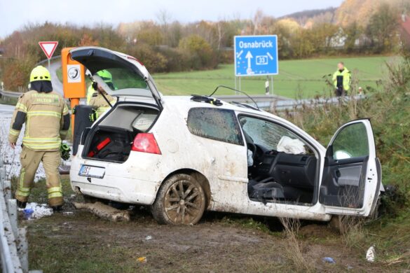PKW überschlägt sich auf A33 – zwei Menschen werden verletzt, eine Person wird eingeklemmt. / Foto: Heiko Westermann PKW überschlägt sich auf A33 - zwei junge Menschen werden verletzt, eine Person wird eingeklemmt