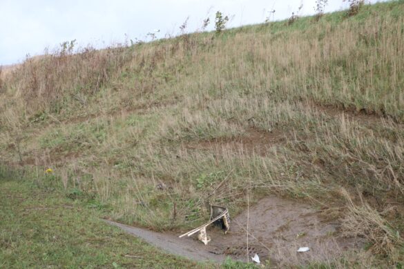 PKW überschlägt sich auf A33 – zwei Menschen werden verletzt, eine Person wird eingeklemmt. / Foto: Heiko Westermann PKW überschlägt sich auf A33 - zwei junge Menschen werden verletzt, eine Person wird eingeklemmt