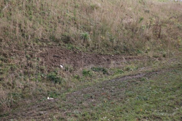 PKW überschlägt sich auf A33 – zwei Menschen werden verletzt, eine Person wird eingeklemmt. / Foto: Heiko Westermann PKW überschlägt sich auf A33 - zwei junge Menschen werden verletzt, eine Person wird eingeklemmt