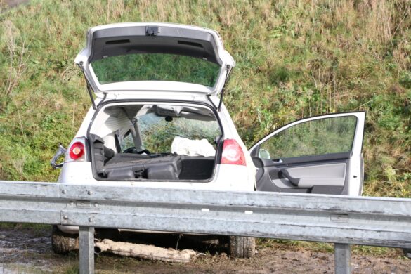 PKW überschlägt sich auf A33 – zwei Menschen werden verletzt, eine Person wird eingeklemmt. / Foto: Heiko Westermann PKW überschlägt sich auf A33 - zwei junge Menschen werden verletzt, eine Person wird eingeklemmt