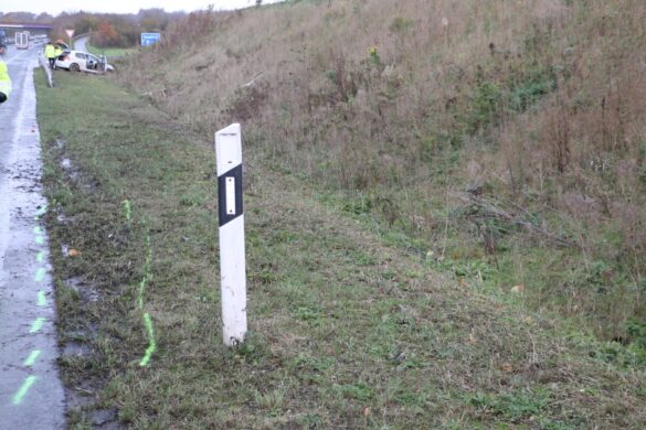PKW überschlägt sich auf A33 – zwei Menschen werden verletzt, eine Person wird eingeklemmt. / Foto: Heiko Westermann PKW überschlägt sich auf A33 - zwei junge Menschen werden verletzt, eine Person wird eingeklemmt